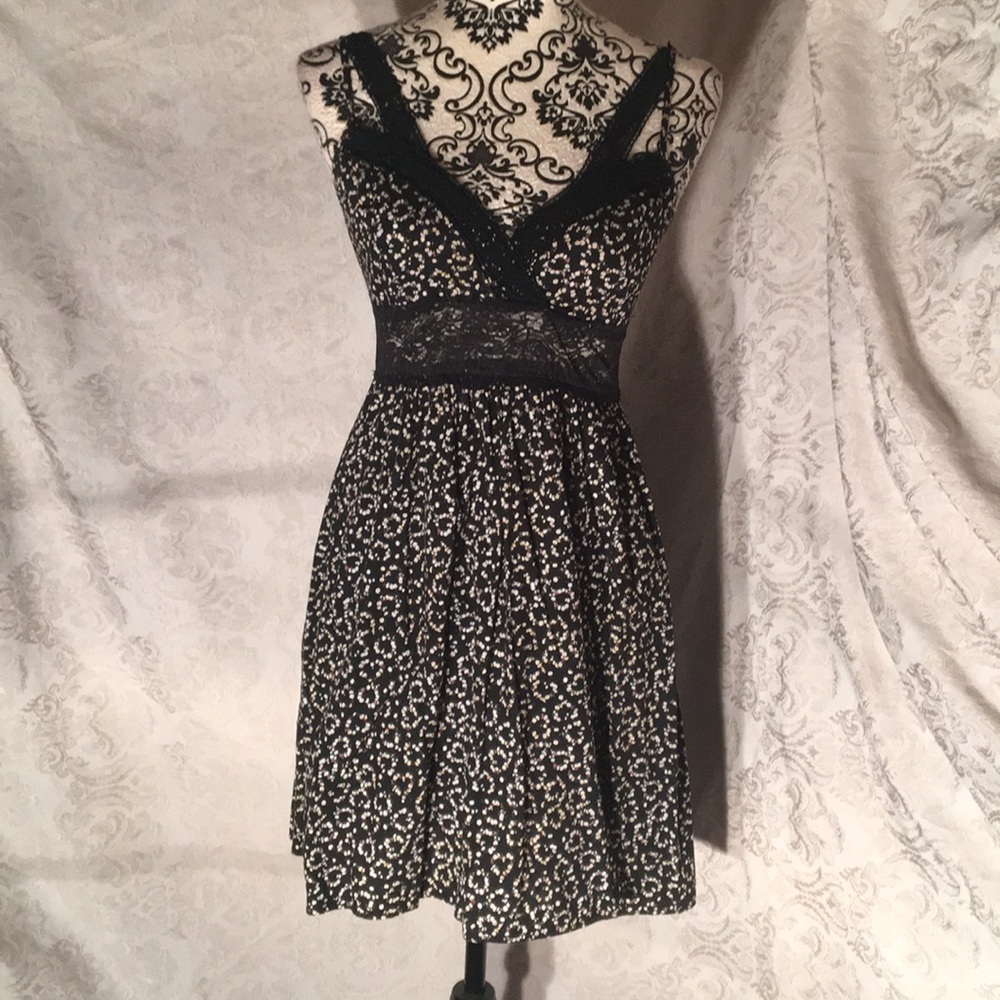 B&W floral print sundress w/ lace detail